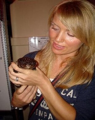 Hanne holding a toad